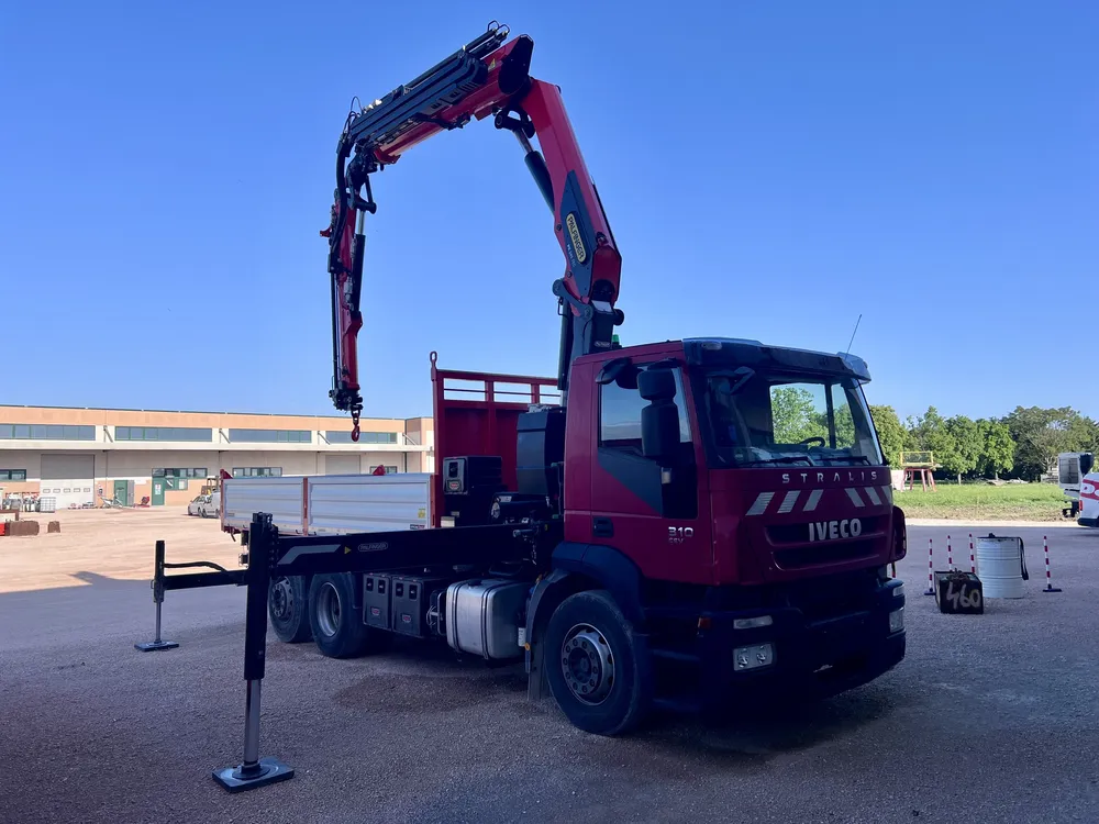 Iveco Stralis 260-31 con gru Palfinger PK 245 TEC